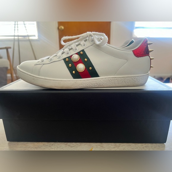 Women’s Gucci sneaker size 37 lightly worn. - Picture 2 of 5